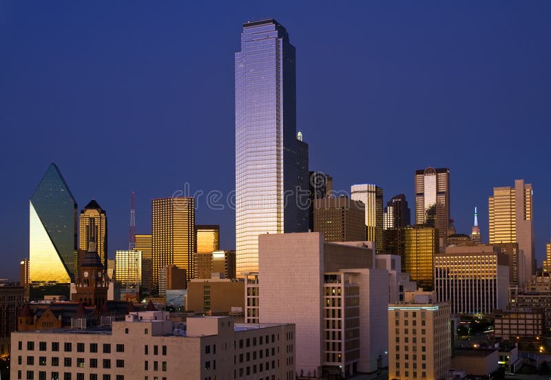 Pohľad z golden po-žiaru západu slnka odráža v meste obzor Dallase, Texas.