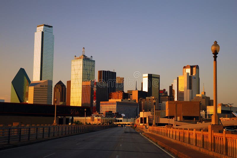 Dallas Skyline von der Handels-Straßen-Brücke stockfotografie Dallas Skyline von der Handels-Straßen-Brücke stockfotografie