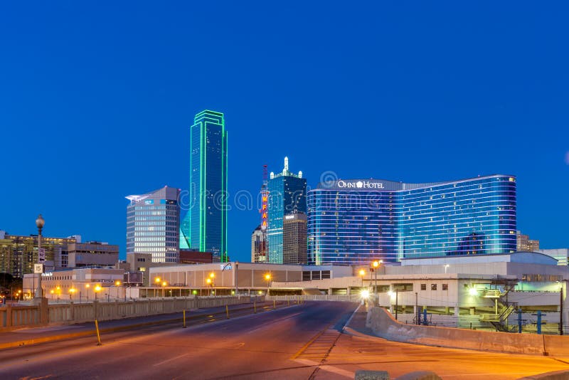 DALLAS, TX - 10 dicembre 2017 - orizzonte del centro di Dallas alla notte con le costruzioni di vetro illuminate vedute da Housto fotografia stock libera da diritti DALLAS, TX - 10 dicembre 2017 - orizzonte del centro di Dallas alla notte con le costruzioni di vetro illuminate vedute da Housto fotografia stock libera da diritti