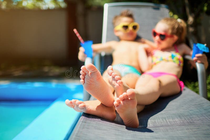 Dalle coppie del fuoco nell'amore allo stagno prima di estate fotografia stock Dalle coppie del fuoco nell'amore allo stagno prima di estate fotografia stock