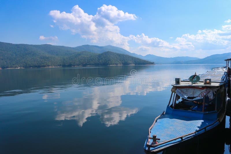 Dam de BHUMIBOL le paysage de lac de bateau et moon de Sun chez Tak Province Thailand photographie stock libre de droits Dam de BHUMIBOL le paysage de lac de bateau et moon de Sun chez Tak Province Thailand photographie stock libre de droits
