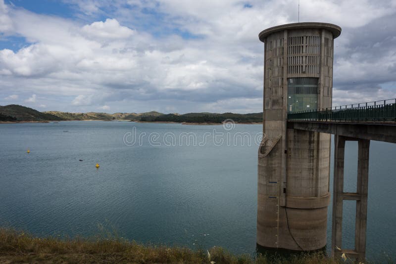 dam-de-santa-clara-barragem-de-santa-clara-alentejo-portugal-stock