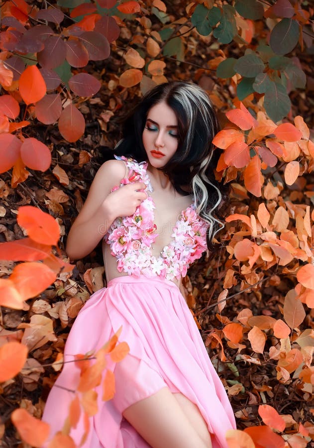 Dam i en lyxig frodig rosa pastellfärgad klänning arkivfoto Dam i en lyxig frodig rosa pastellfärgad klänning arkivfoto