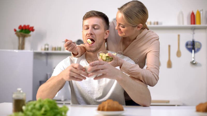 Dam som matar playfully maken med skivan av bananen, frukter som smakliga vitaminer arkivfoton Dam som matar playfully maken med skivan av bananen, frukter som smakliga vitaminer arkivfoton