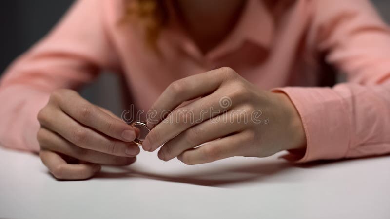 Dam som rymmer guldbröllopcirkeln, familjproblem, psykologisk hjälp, skilsmässa fotografering för bildbyråer Dam som rymmer guldbröllopcirkeln, familjproblem, psykologisk hjälp, skilsmässa fotografering för bildbyråer
