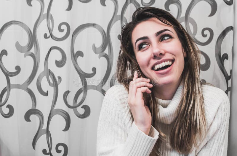 Dam som talar på mobiltelefonen royaltyfri bild Dam som talar på mobiltelefonen royaltyfri bild