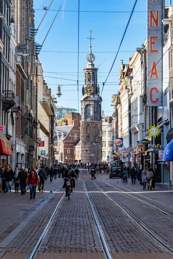 Dam vierkant gebied met de tram en de mensen die van GVB fietsen berijden stock foto's Dam vierkant gebied met de tram en de mensen die van GVB fietsen berijden stock foto's