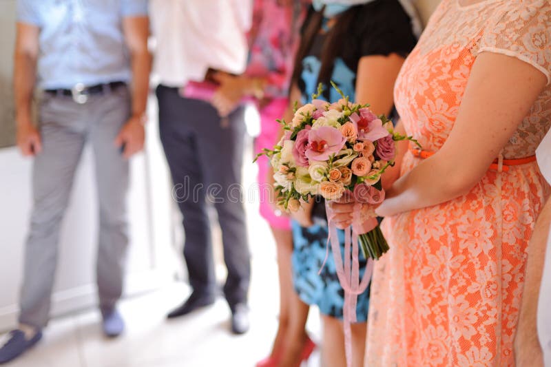 Dama de honra com ramalhete imagem de stock royalty free Dama de honra com ramalhete imagem de stock royalty free
