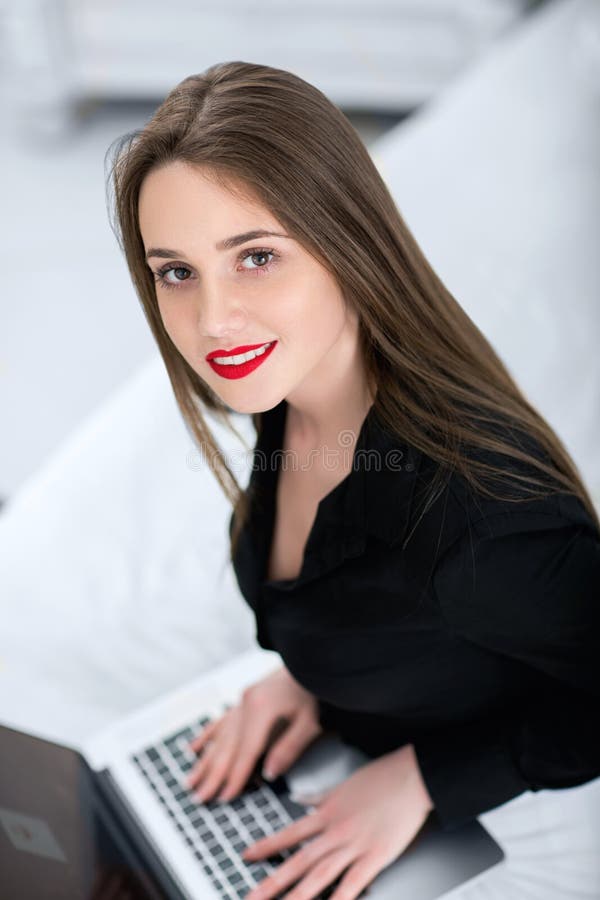 Dama używa laptop obrazy stock Dama używa laptop obrazy stock