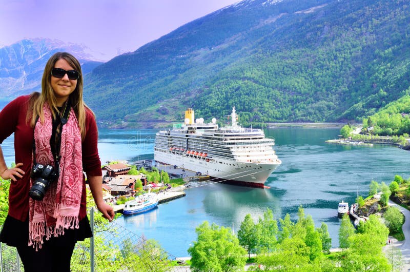 Dama z statkiem wycieczkowym na Norweskim Fjord zdjęcie stock Dama z statkiem wycieczkowym na Norweskim Fjord zdjęcie stock