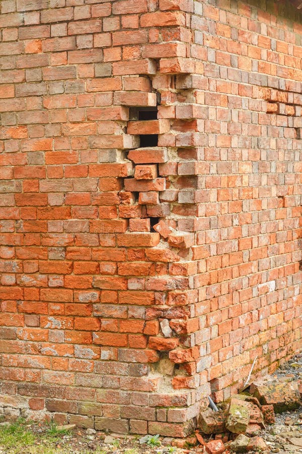 Damage to brick wall in UK. house subsidence, subsiding. Damage to a brick wall with cracked and missing bricks. UK house subsidence and repairs royalty free stock photos Damage to brick wall in UK. house subsidence, subsiding. Damage to a brick wall with cracked and missing bricks. UK house subsidence and repairs royalty free stock photos