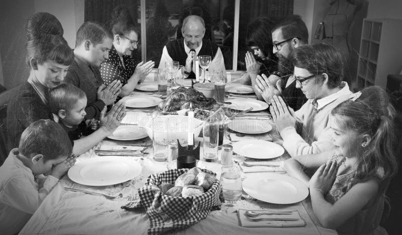 Danado antiguo 1950en escala de grises El abuela familia antes día festivo sentarse abajo fiesta madre, papá,, abuelo a abuela.