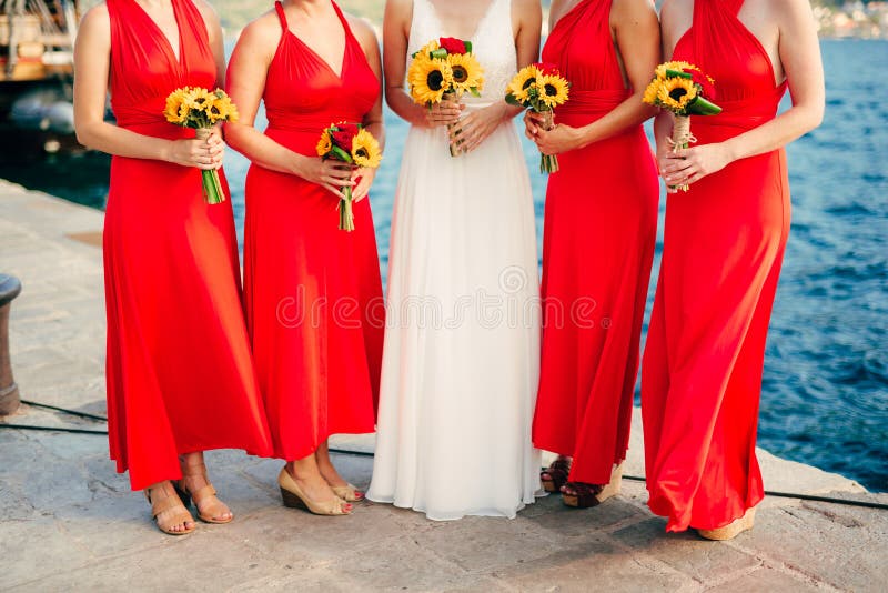 Damas De Honor En Vestidos Rojos, En Ramos De Las Manos De Girasoles Wed  Imagen de archivo - Imagen de muchacha, alineadas: 91511037
