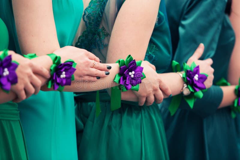 De Honor En Vestidos Verdes Las Pulseras En Las Manos Foto de archivo - de casado, amor: 66143888