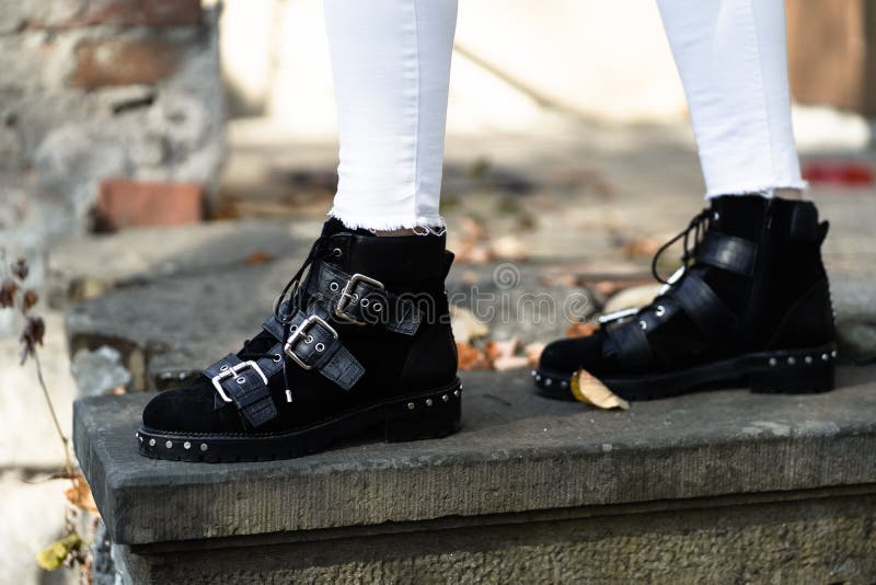 Damas Zapatos Cuero De Moda Para El Invierno Europeo De Primavera Otoño. Botas Para Una Mujer Moderna Y Botas Negras Pa Imagen de archivo - Imagen de arrancar, hembra: 184656859