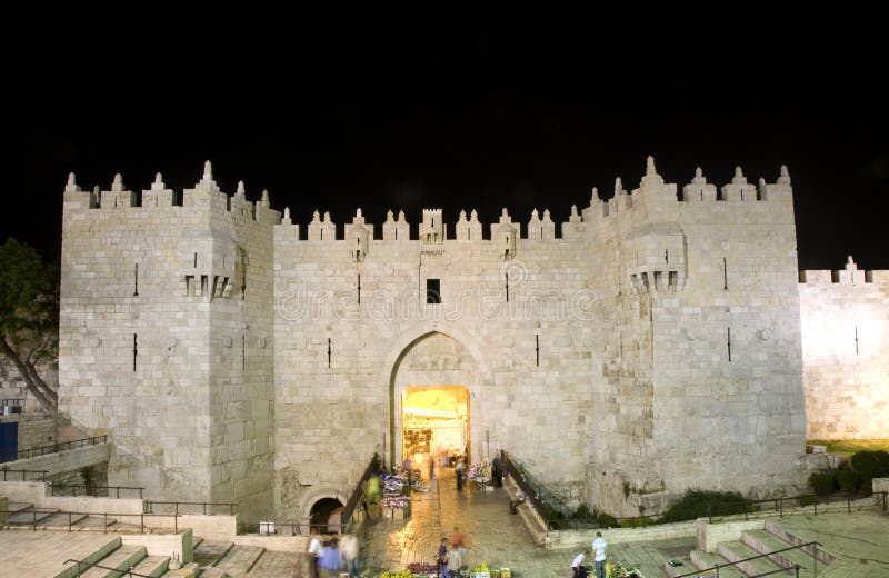 Damaskus-Gatter-alte Stadt-Jerusalem-Nachtleuchte stockbilder Damaskus-Gatter-alte Stadt-Jerusalem-Nachtleuchte stockbilder
