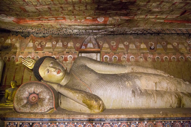 DAMBULLA, SRI LANKA - 17 DE JANEIRO DE 2017: feche acima da vista de monumentos religiosos tradicionais antigos em Ásia fotografia de stock DAMBULLA, SRI LANKA - 17 DE JANEIRO DE 2017: feche acima da vista de monumentos religiosos tradicionais antigos em Ásia fotografia de stock