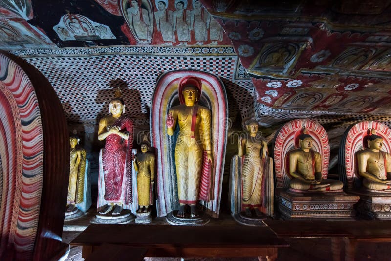 Dambulla, Sri Lanka - 30 de mar?o de 2019: Interior do templo da caverna de Dambulla em Sri Lanka fotos de stock royalty free Dambulla, Sri Lanka - 30 de mar?o de 2019: Interior do templo da caverna de Dambulla em Sri Lanka fotos de stock royalty free