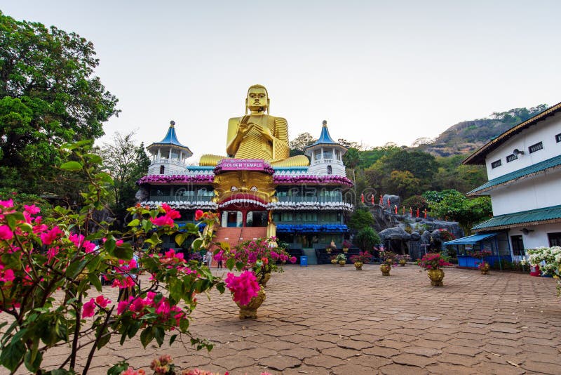Dambulla Sri Lanka - mars 30, 2019: Guld- tempel med den stora Buddhastatyn i Sri Lanka royaltyfria foton Dambulla Sri Lanka - mars 30, 2019: Guld- tempel med den stora Buddhastatyn i Sri Lanka royaltyfria foton