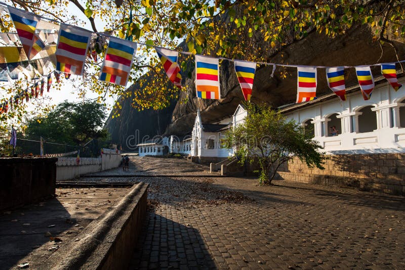 Dambulla Sri Lanka - mars 30, 2019: Komplex ing?ng f?r Dambulla grottatempel i Sri Lanka royaltyfri bild Dambulla Sri Lanka - mars 30, 2019: Komplex ing?ng f?r Dambulla grottatempel i Sri Lanka royaltyfri bild
