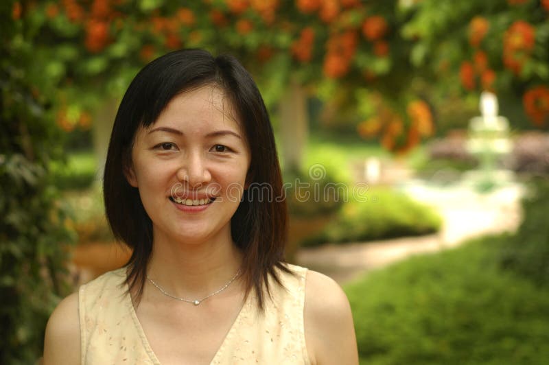 Dame chinoise dans le jardin photographie stock libre de droits Dame chinoise dans le jardin photographie stock libre de droits