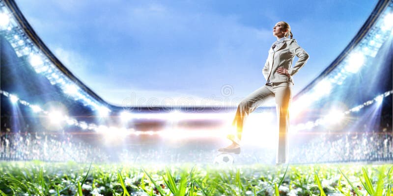 Dame d'affaires sur le stade de football Media m?lang? photos stock Dame d'affaires sur le stade de football Media m?lang? photos stock