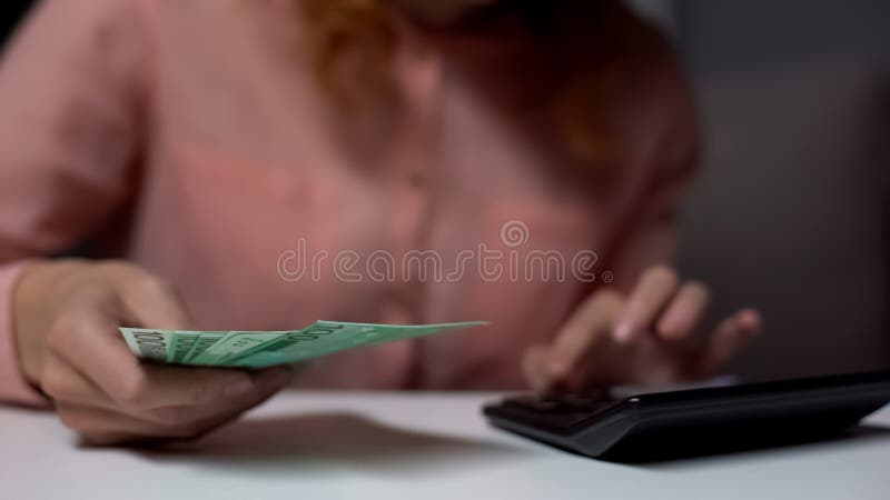 Dame, die den Euro, Ausgaben Taschenrechner zählend, Geldmangel, Arbeitslosigkeit hält lizenzfreie stockbilder Dame, die den Euro, Ausgaben Taschenrechner zählend, Geldmangel, Arbeitslosigkeit hält lizenzfreie stockbilder