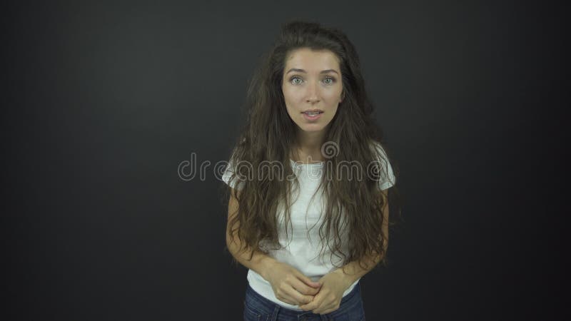 Dame enthousiaste avec de longs cheveux bouclés à l'audience de rôle d'apprentissage banque de vidéos