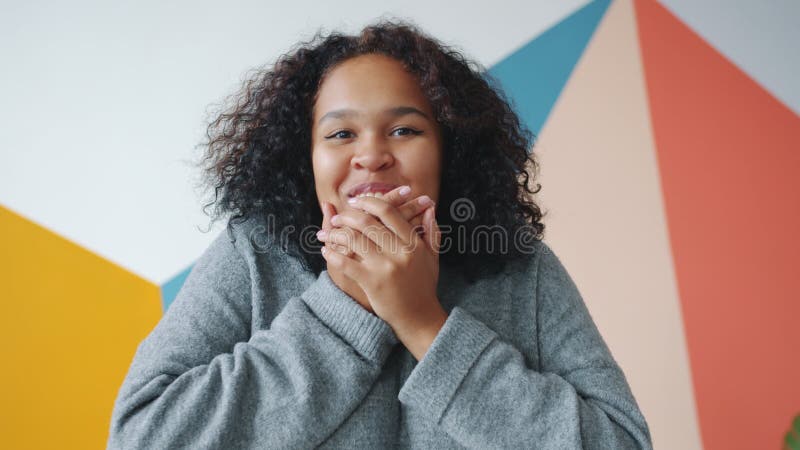Dame heureuse afro-américaine à regarder la caméra exprimant l'excitation et la joie banque de vidéos