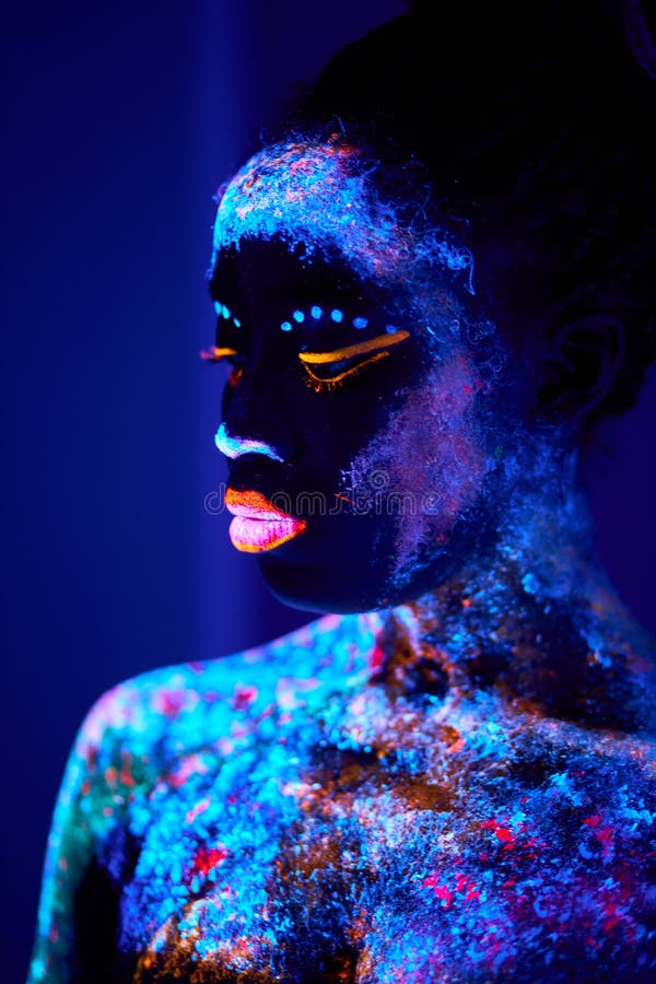 Femme Fantastique Noire Amérindienne Avec Un Maquillage Néon Fait De Peinture  Fluorescente à La Lumière Ultraviolette