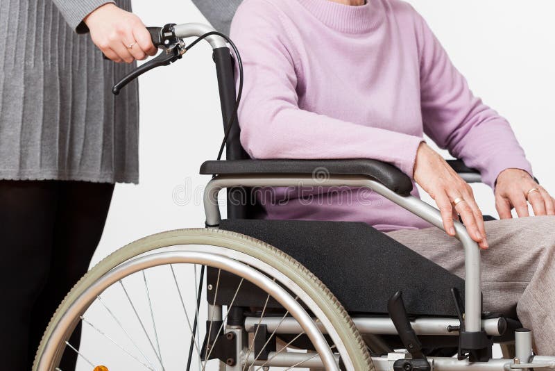 Dame op rolstoel en haar beschermer