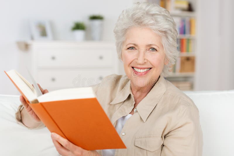 Dame pluse âgé de sourire lisant un livre