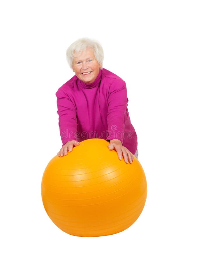 Dame retirée gaie avec une bille de pilates image stock Dame retirée gaie avec une bille de pilates image stock
