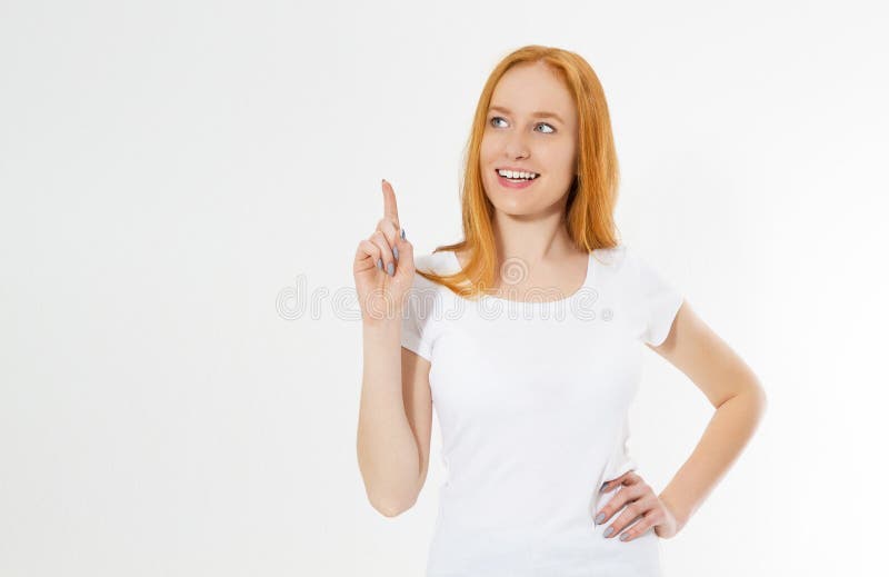 Dame rouge de sourire de cheveux de photo d'isolement sur le fond blanc dirigeant son doigt dans le signe d'Eurêka, ayant la gran photo libre de droits Dame rouge de sourire de cheveux de photo d'isolement sur le fond blanc dirigeant son doigt dans le signe d'Eurêka, ayant la gran photo libre de droits
