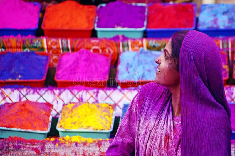 Dame in viooltje, dat in verf op Holi-festival wordt behandeld, royalty-vrije stock afbeeldingen Dame in viooltje, dat in verf op Holi-festival wordt behandeld, royalty-vrije stock afbeeldingen