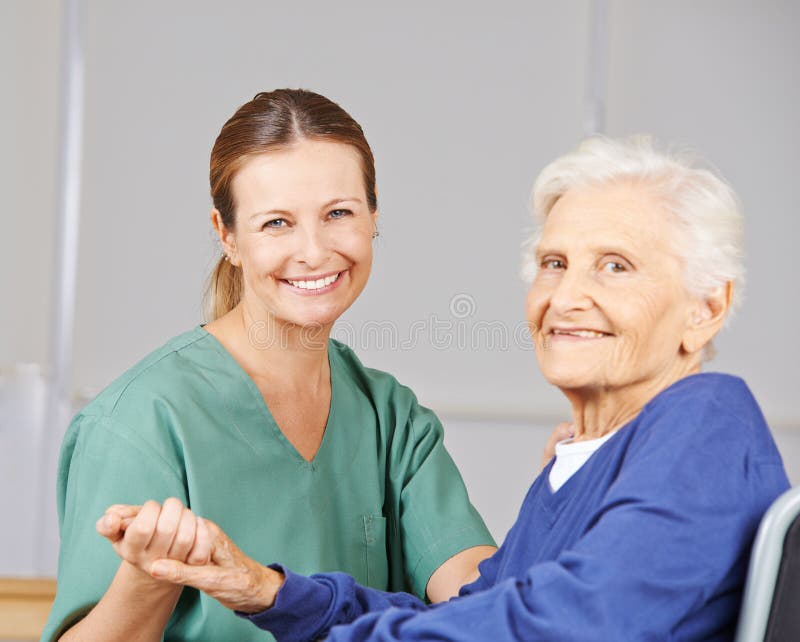 Dame âgée avec l'infirmière gériatrique dans la maison de repos