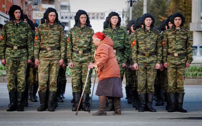 Dame âgée est handicapée le long du système des militaires russes photo libre de droits Dame âgée est handicapée le long du système des militaires russes photo libre de droits