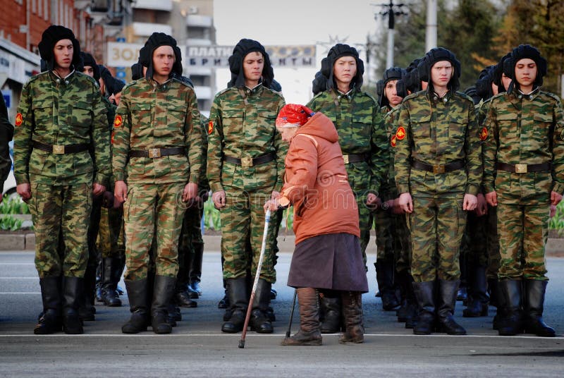 Dame âgée est handicapée le long du système des militaires russes photographie stock libre de droits Dame âgée est handicapée le long du système des militaires russes photographie stock libre de droits
