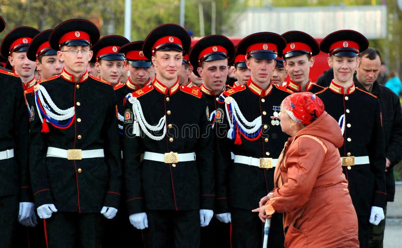 Dame âgée est handicapée le long du système des militaires russes images libres de droits Dame âgée est handicapée le long du système des militaires russes images libres de droits