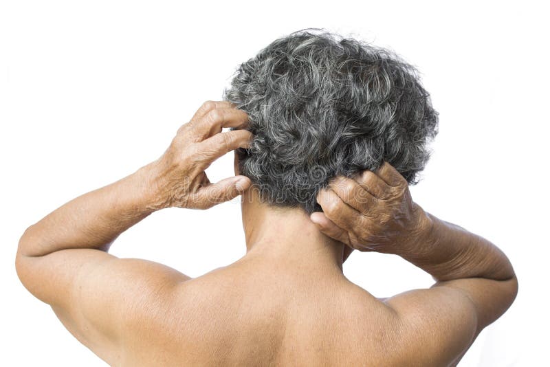 Dame âgée a senti beaucoup d'inquiétude au sujet de la perte des cheveux et de la question démangeante de pellicules images libres de droits Dame âgée a senti beaucoup d'inquiétude au sujet de la perte des cheveux et de la question démangeante de pellicules images libres de droits