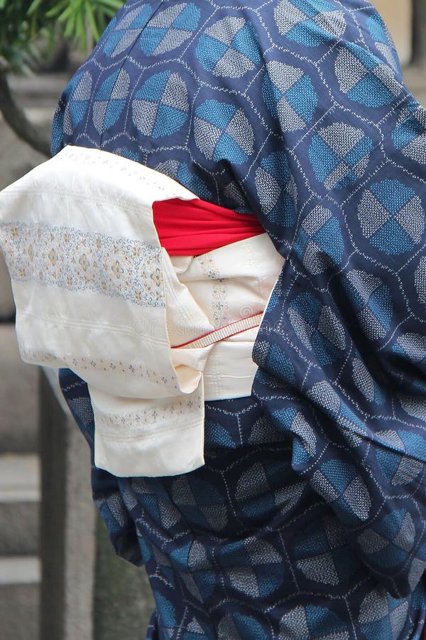 Dame âgée utilise un kimono bleu (Japon)