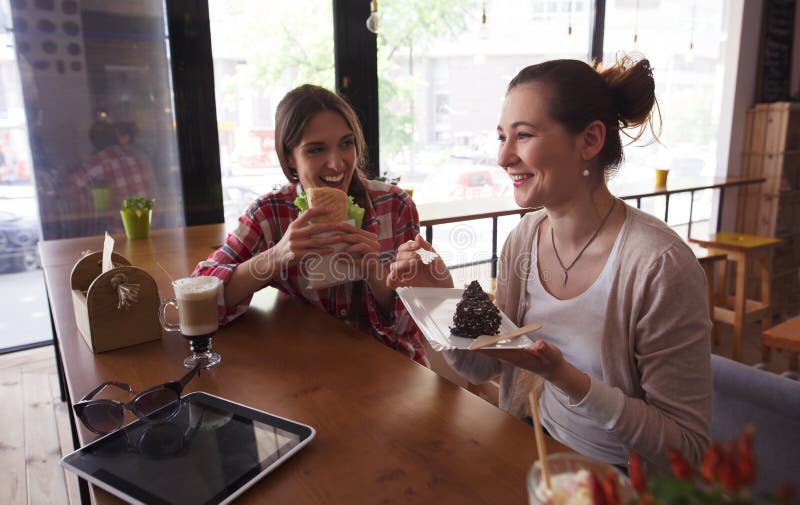 Damen der besten Freunde im Café stockfotografie Damen der besten Freunde im Café stockfotografie
