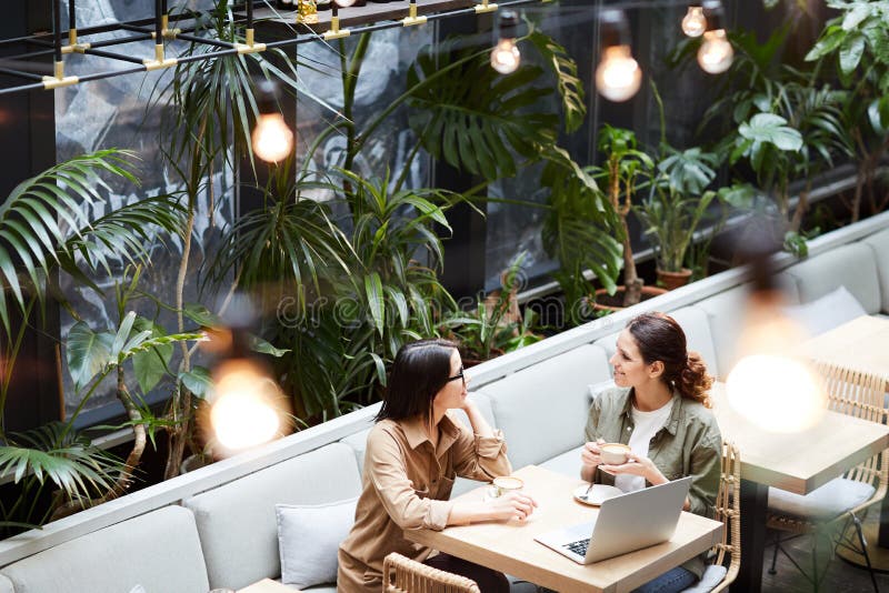 Damenunternehmer, die Strategie im Café besprechen lizenzfreie stockbilder Damenunternehmer, die Strategie im Café besprechen lizenzfreie stockbilder