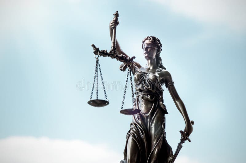 Damerechtvaardigheid, themis, standbeeld van rechtvaardigheid op hemelachtergrond