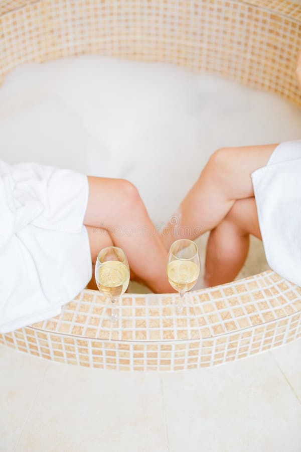 Dames, champagne, schuimbad, benen, witte handdoek stock foto Dames, champagne, schuimbad, benen, witte handdoek stock foto