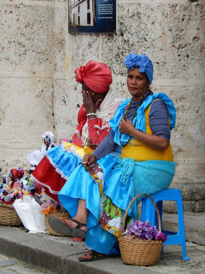 werkelijk steak verachten DAMES in KLEURRIJKE KLEDING, HAVANA, CUBA Redactionele Stock Afbeelding -  Image of kleding, rood: 70523884