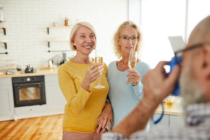 Dames met fluiten die voor camera stellen stock foto Dames met fluiten die voor camera stellen stock foto
