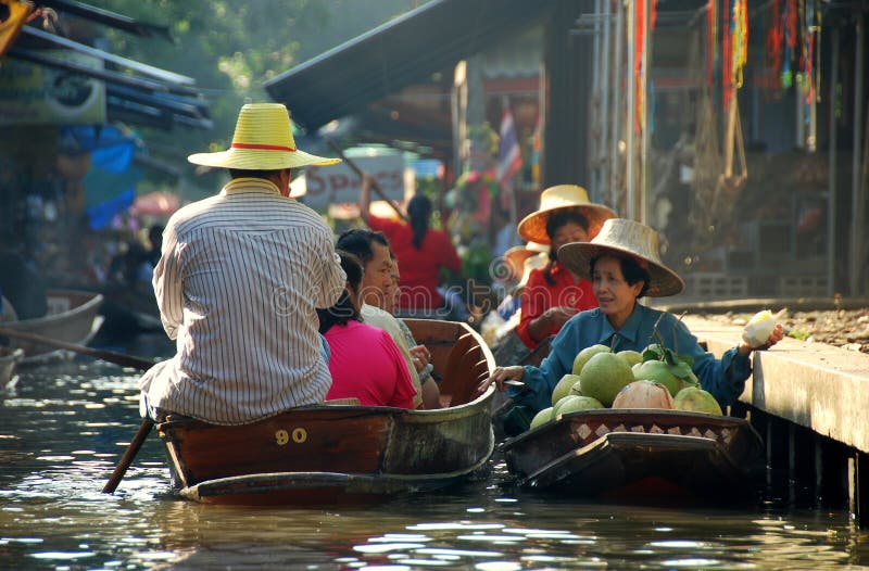 Damnoen Saduak, Thailand: Bustling Floating Market