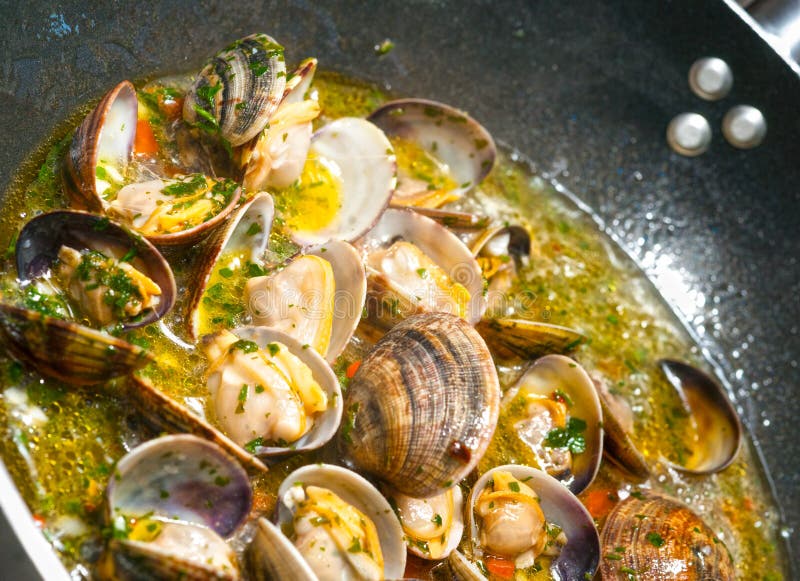 Dampfer-Muscheln mit Knoblauch und Basilikum stockbilder Dampfer-Muscheln mit Knoblauch und Basilikum stockbilder