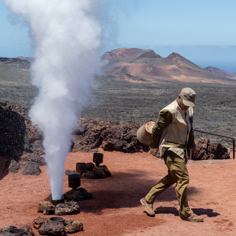 Dampfgeysir aktiviert vom Mann, Nationalpark Timanfaya, Lanzarote, Kanarische Inseln lizenzfreie stockbilder Dampfgeysir aktiviert vom Mann, Nationalpark Timanfaya, Lanzarote, Kanarische Inseln lizenzfreie stockbilder